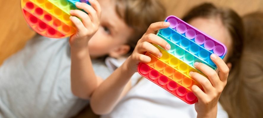 Niños jugando con popit